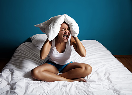Screaming-woman-with-pillow_sml